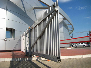 Установка откатных ворот
