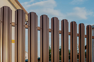 Забор из металлоштакетника