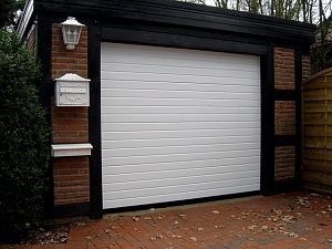Секционные гаражные ворота с панелью "полоса"