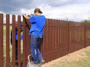 Монтаж ограждения из металлоштакета